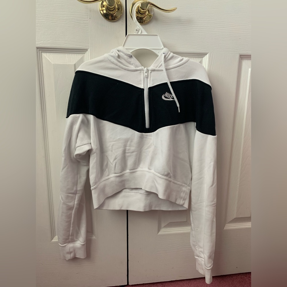 Women’s Nike cropped half zip hoodie with pockets